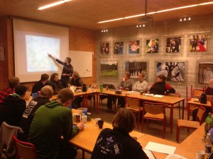 Løbsledelsen holder møde med teamet